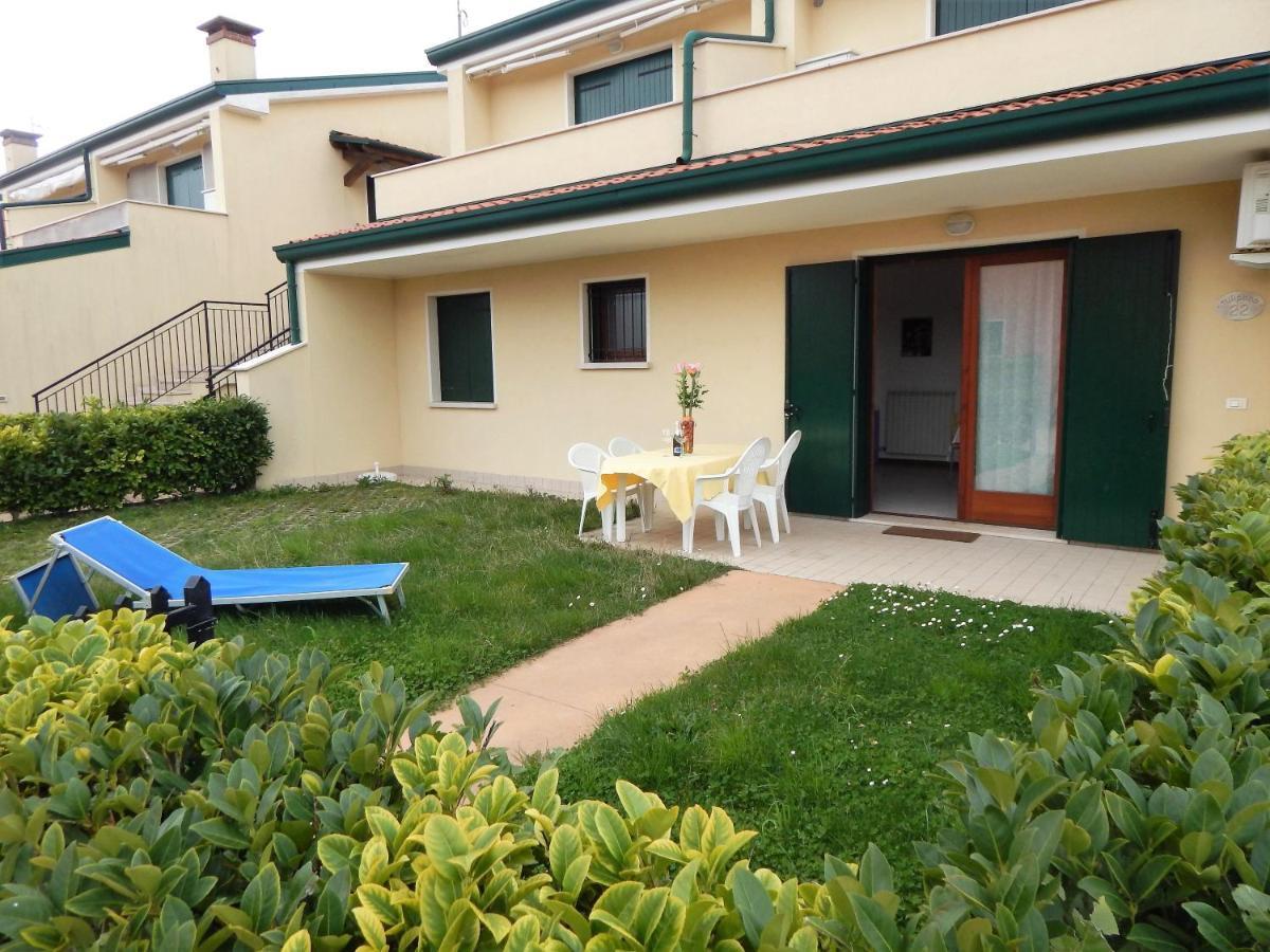 Hotel Apartments Villaggio Dei Fiori 4 Stars Luxury - Great Family Resort - Pet Friendly - With Hypermarket - Delivery Restaurant-Pizzeria - Room Breakfast With Supplement - Ultra Fast Wi-Fi - Play Area For Children - Olympic Swimming Pool - Parking Caorle Buitenkant foto