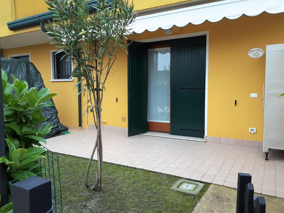 Hotel Apartments Villaggio Dei Fiori 4 Stars Luxury - Great Family Resort - Pet Friendly - With Hypermarket - Delivery Restaurant-Pizzeria - Room Breakfast With Supplement - Ultra Fast Wi-Fi - Play Area For Children - Olympic Swimming Pool - Parking Caorle Buitenkant foto