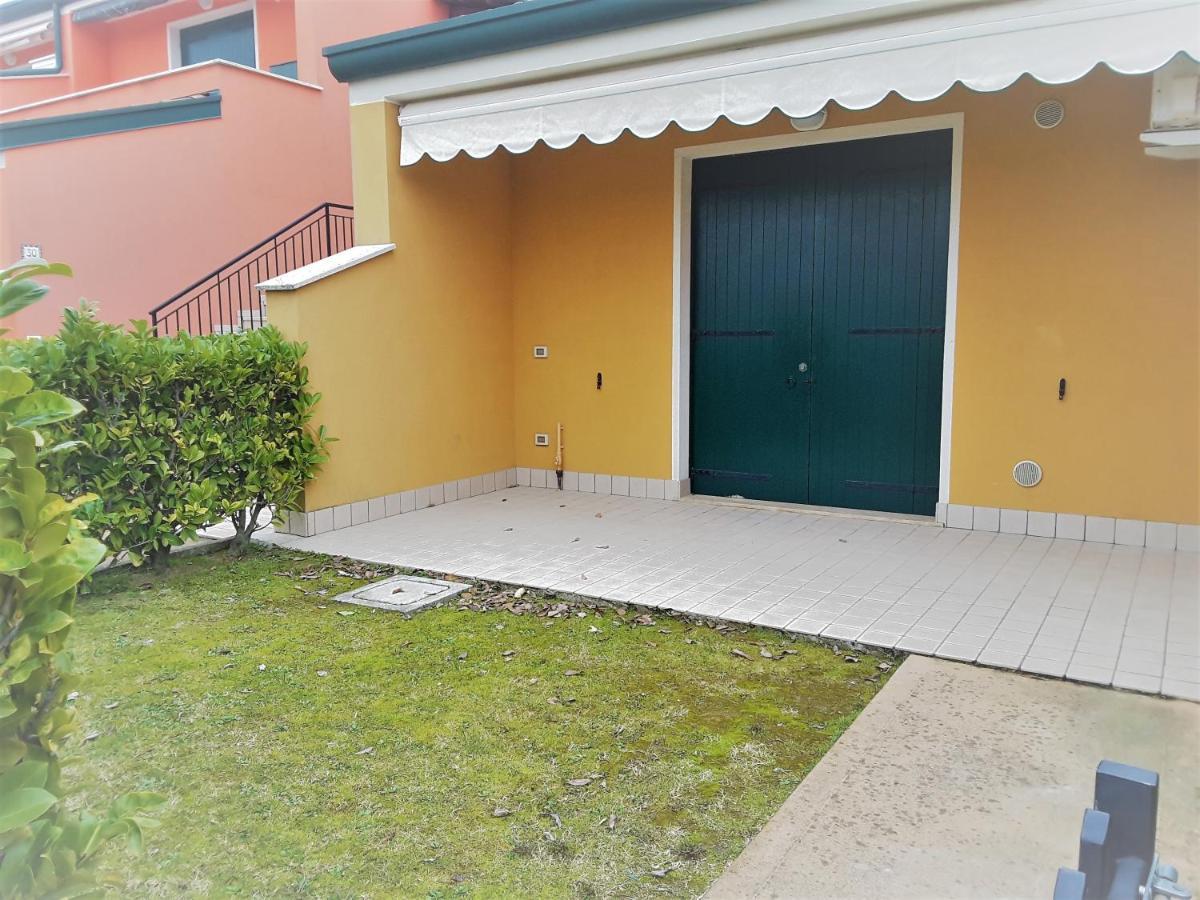 Hotel Apartments Villaggio Dei Fiori 4 Stars Luxury - Great Family Resort - Pet Friendly - With Hypermarket - Delivery Restaurant-Pizzeria - Room Breakfast With Supplement - Ultra Fast Wi-Fi - Play Area For Children - Olympic Swimming Pool - Parking Caorle Buitenkant foto