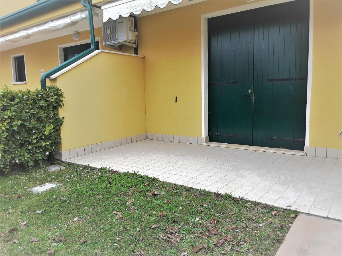 Hotel Apartments Villaggio Dei Fiori 4 Stars Luxury - Great Family Resort - Pet Friendly - With Hypermarket - Delivery Restaurant-Pizzeria - Room Breakfast With Supplement - Ultra Fast Wi-Fi - Play Area For Children - Olympic Swimming Pool - Parking Caorle Buitenkant foto