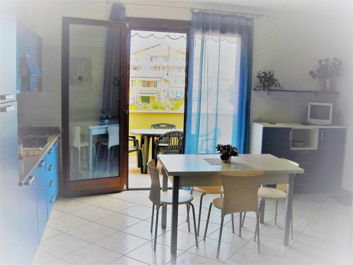 Hotel Apartments Villaggio Dei Fiori 4 Stars Luxury - Great Family Resort - Pet Friendly - With Hypermarket - Delivery Restaurant-Pizzeria - Room Breakfast With Supplement - Ultra Fast Wi-Fi - Play Area For Children - Olympic Swimming Pool - Parking Caorle Buitenkant foto