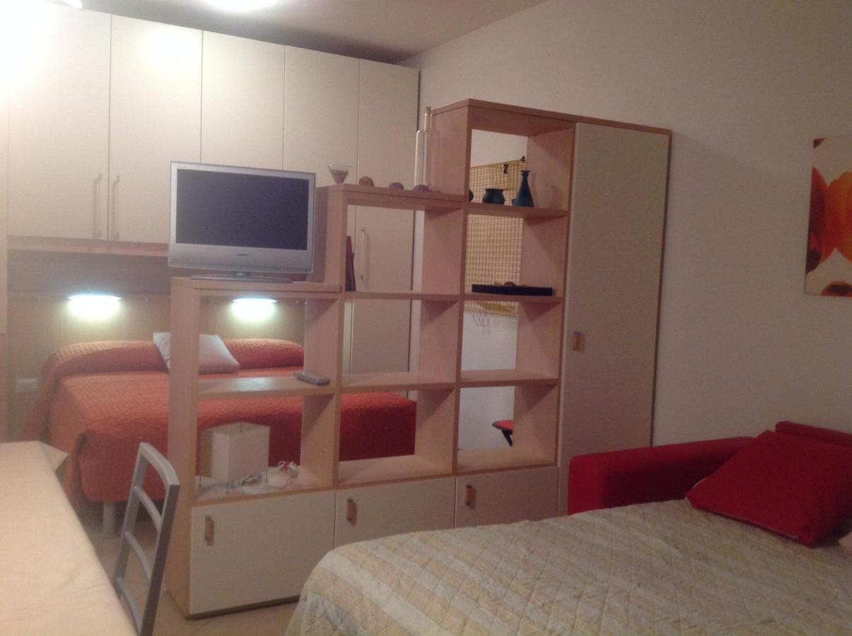 Hotel Apartments Villaggio Dei Fiori 4 Stars Luxury - Great Family Resort - Pet Friendly - With Hypermarket - Delivery Restaurant-Pizzeria - Room Breakfast With Supplement - Ultra Fast Wi-Fi - Play Area For Children - Olympic Swimming Pool - Parking Caorle Buitenkant foto