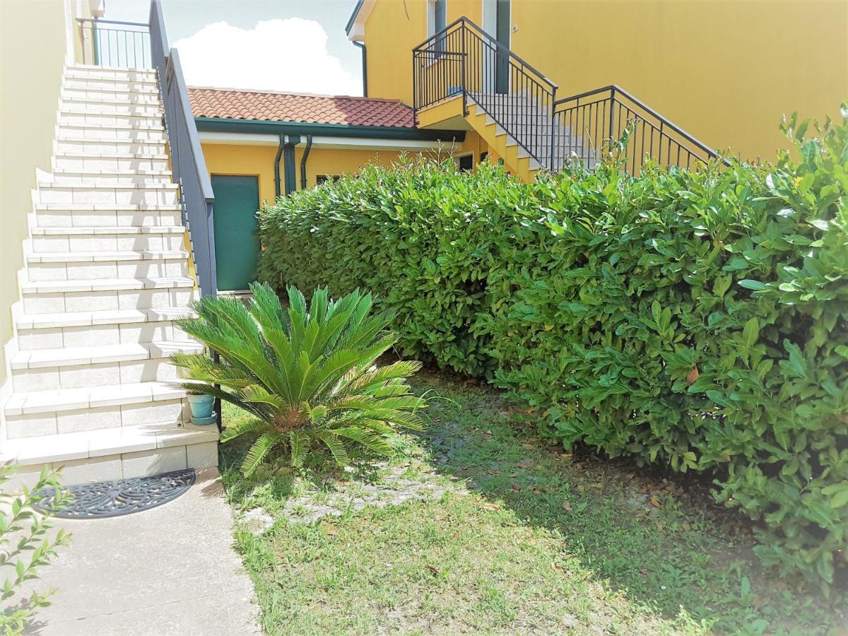 Hotel Apartments Villaggio Dei Fiori 4 Stars Luxury - Great Family Resort - Pet Friendly - With Hypermarket - Delivery Restaurant-Pizzeria - Room Breakfast With Supplement - Ultra Fast Wi-Fi - Play Area For Children - Olympic Swimming Pool - Parking Caorle Buitenkant foto