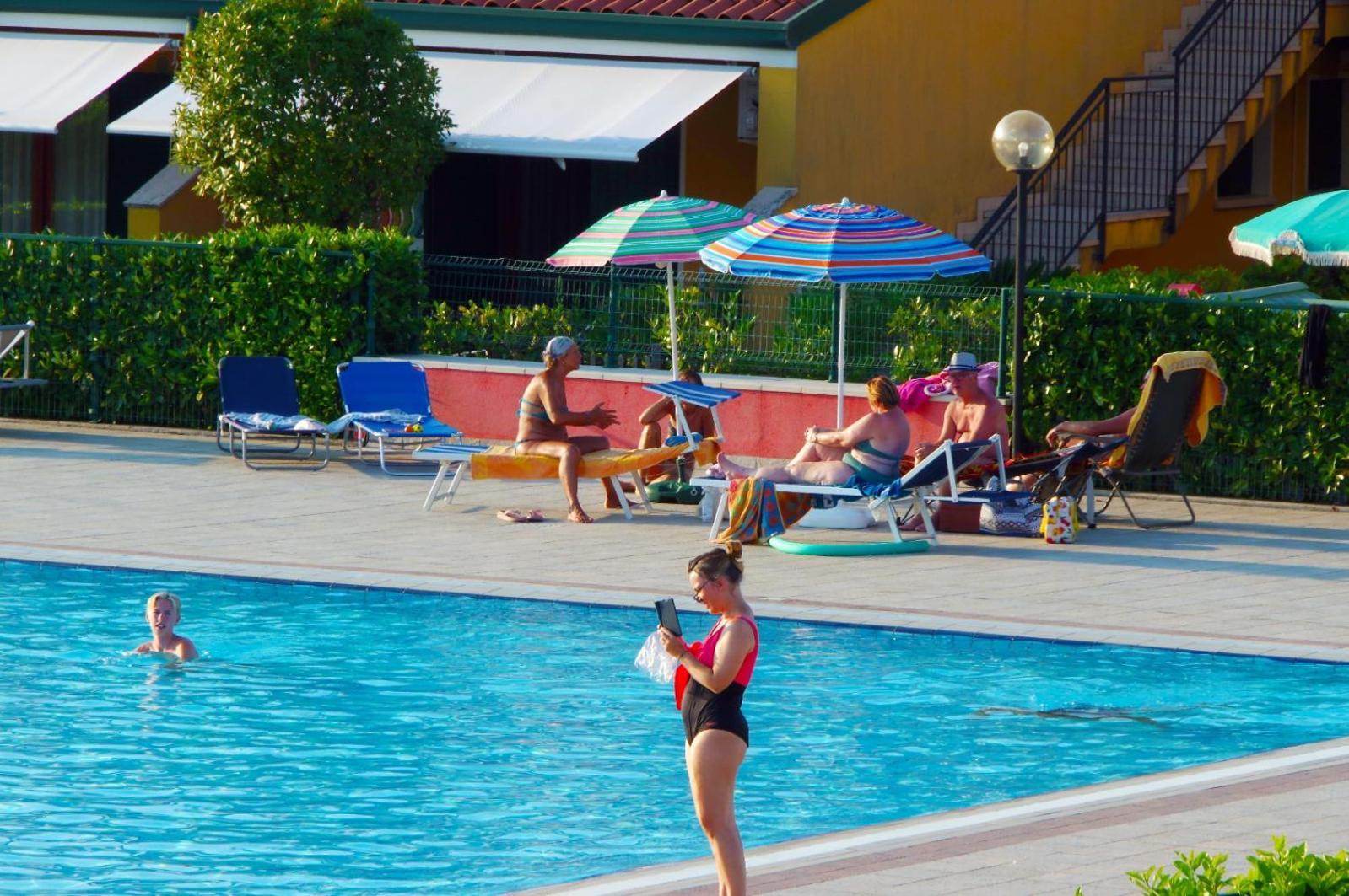 Hotel Apartments Villaggio Dei Fiori 4 Stars Luxury - Great Family Resort - Pet Friendly - With Hypermarket - Delivery Restaurant-Pizzeria - Room Breakfast With Supplement - Ultra Fast Wi-Fi - Play Area For Children - Olympic Swimming Pool - Parking Caorle Buitenkant foto