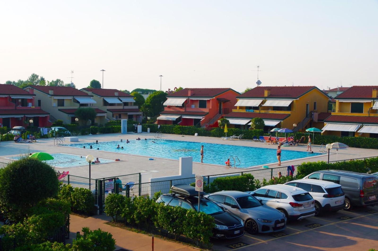 Hotel Apartments Villaggio Dei Fiori 4 Stars Luxury - Great Family Resort - Pet Friendly - With Hypermarket - Delivery Restaurant-Pizzeria - Room Breakfast With Supplement - Ultra Fast Wi-Fi - Play Area For Children - Olympic Swimming Pool - Parking Caorle Buitenkant foto