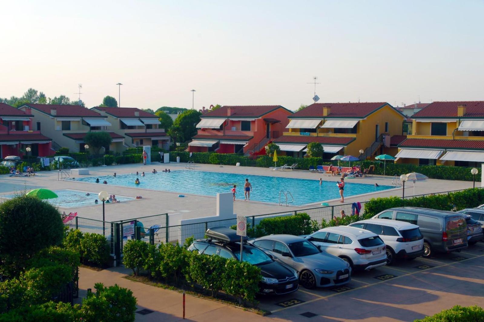 Hotel Apartments Villaggio Dei Fiori 4 Stars Luxury - Great Family Resort - Pet Friendly - With Hypermarket - Delivery Restaurant-Pizzeria - Room Breakfast With Supplement - Ultra Fast Wi-Fi - Play Area For Children - Olympic Swimming Pool - Parking Caorle Buitenkant foto