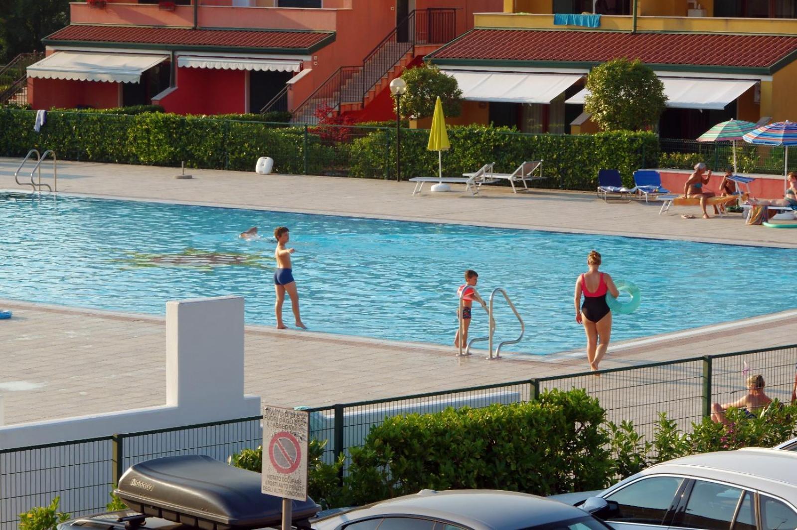 Hotel Apartments Villaggio Dei Fiori 4 Stars Luxury - Great Family Resort - Pet Friendly - With Hypermarket - Delivery Restaurant-Pizzeria - Room Breakfast With Supplement - Ultra Fast Wi-Fi - Play Area For Children - Olympic Swimming Pool - Parking Caorle Buitenkant foto