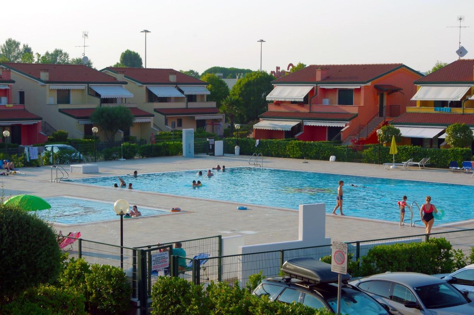 Hotel Apartments Villaggio Dei Fiori 4 Stars Luxury - Great Family Resort - Pet Friendly - With Hypermarket - Delivery Restaurant-Pizzeria - Room Breakfast With Supplement - Ultra Fast Wi-Fi - Play Area For Children - Olympic Swimming Pool - Parking Caorle Buitenkant foto