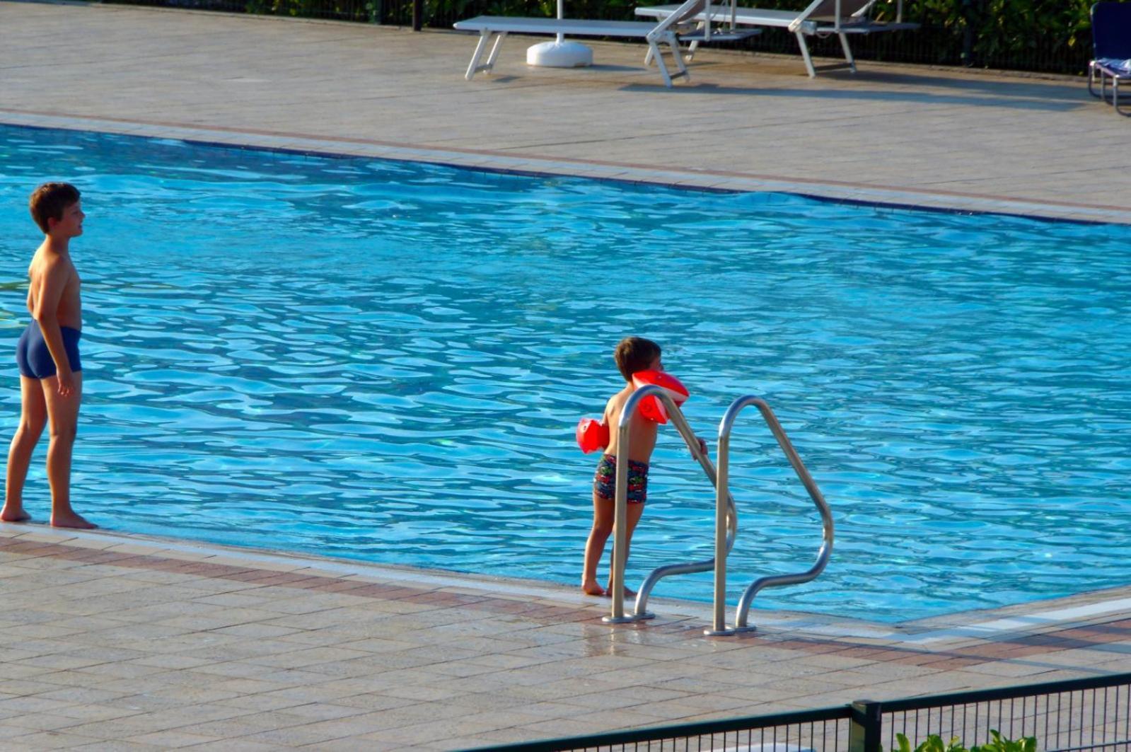 Hotel Apartments Villaggio Dei Fiori 4 Stars Luxury - Great Family Resort - Pet Friendly - With Hypermarket - Delivery Restaurant-Pizzeria - Room Breakfast With Supplement - Ultra Fast Wi-Fi - Play Area For Children - Olympic Swimming Pool - Parking Caorle Buitenkant foto