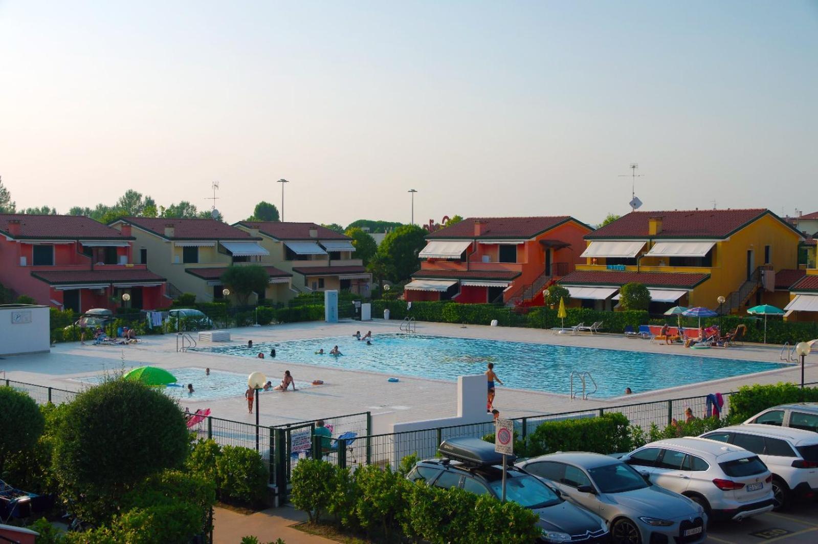 Hotel Apartments Villaggio Dei Fiori 4 Stars Luxury - Great Family Resort - Pet Friendly - With Hypermarket - Delivery Restaurant-Pizzeria - Room Breakfast With Supplement - Ultra Fast Wi-Fi - Play Area For Children - Olympic Swimming Pool - Parking Caorle Buitenkant foto