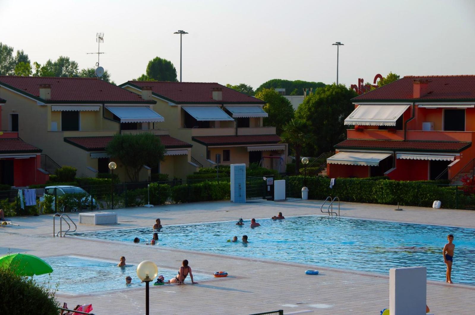 Hotel Apartments Villaggio Dei Fiori 4 Stars Luxury - Great Family Resort - Pet Friendly - With Hypermarket - Delivery Restaurant-Pizzeria - Room Breakfast With Supplement - Ultra Fast Wi-Fi - Play Area For Children - Olympic Swimming Pool - Parking Caorle Buitenkant foto