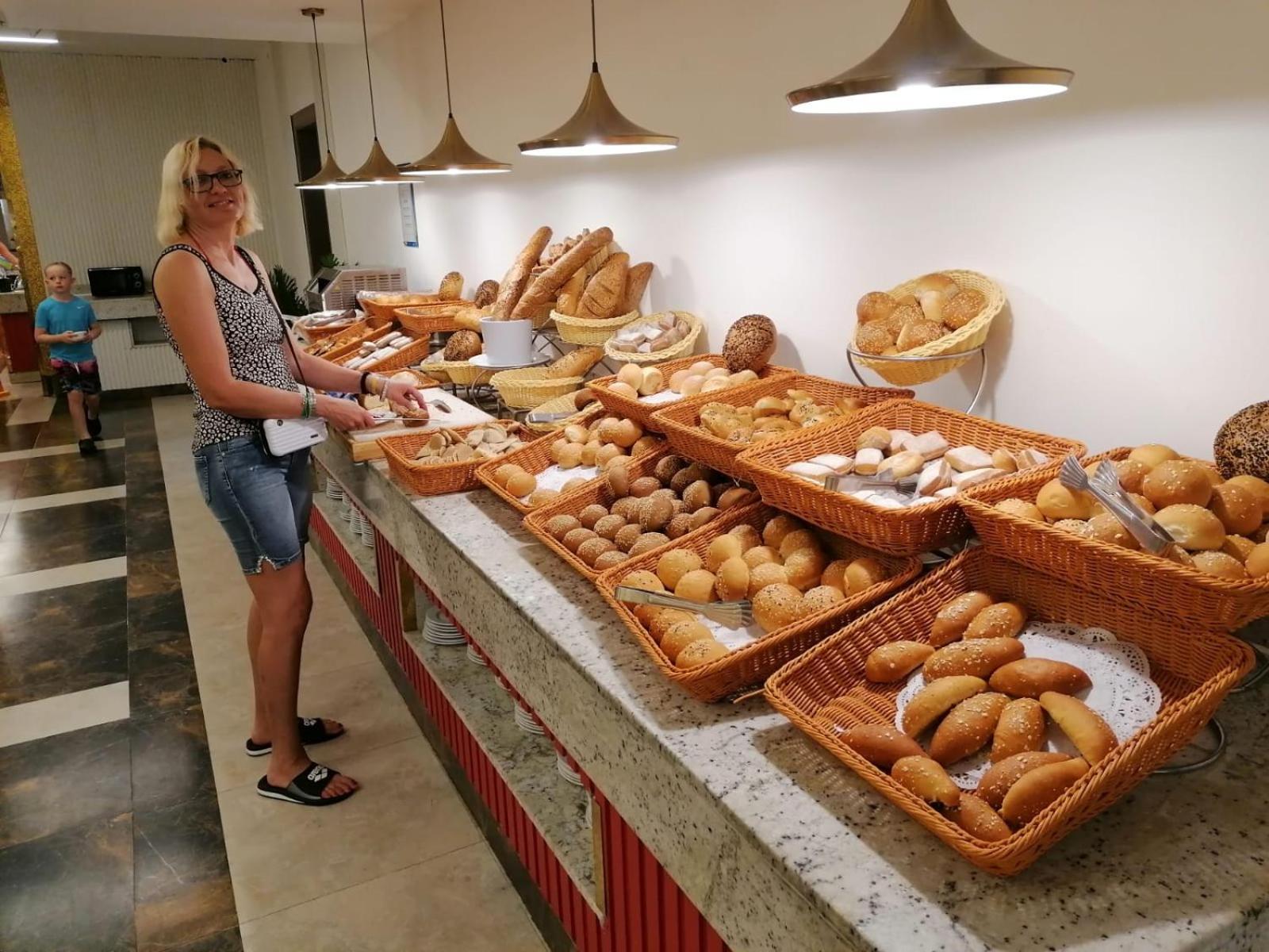 Hotel Apartments Villaggio Dei Fiori 4 Stars Luxury - Great Family Resort - Pet Friendly - With Hypermarket - Delivery Restaurant-Pizzeria - Room Breakfast With Supplement - Ultra Fast Wi-Fi - Play Area For Children - Olympic Swimming Pool - Parking Caorle Buitenkant foto