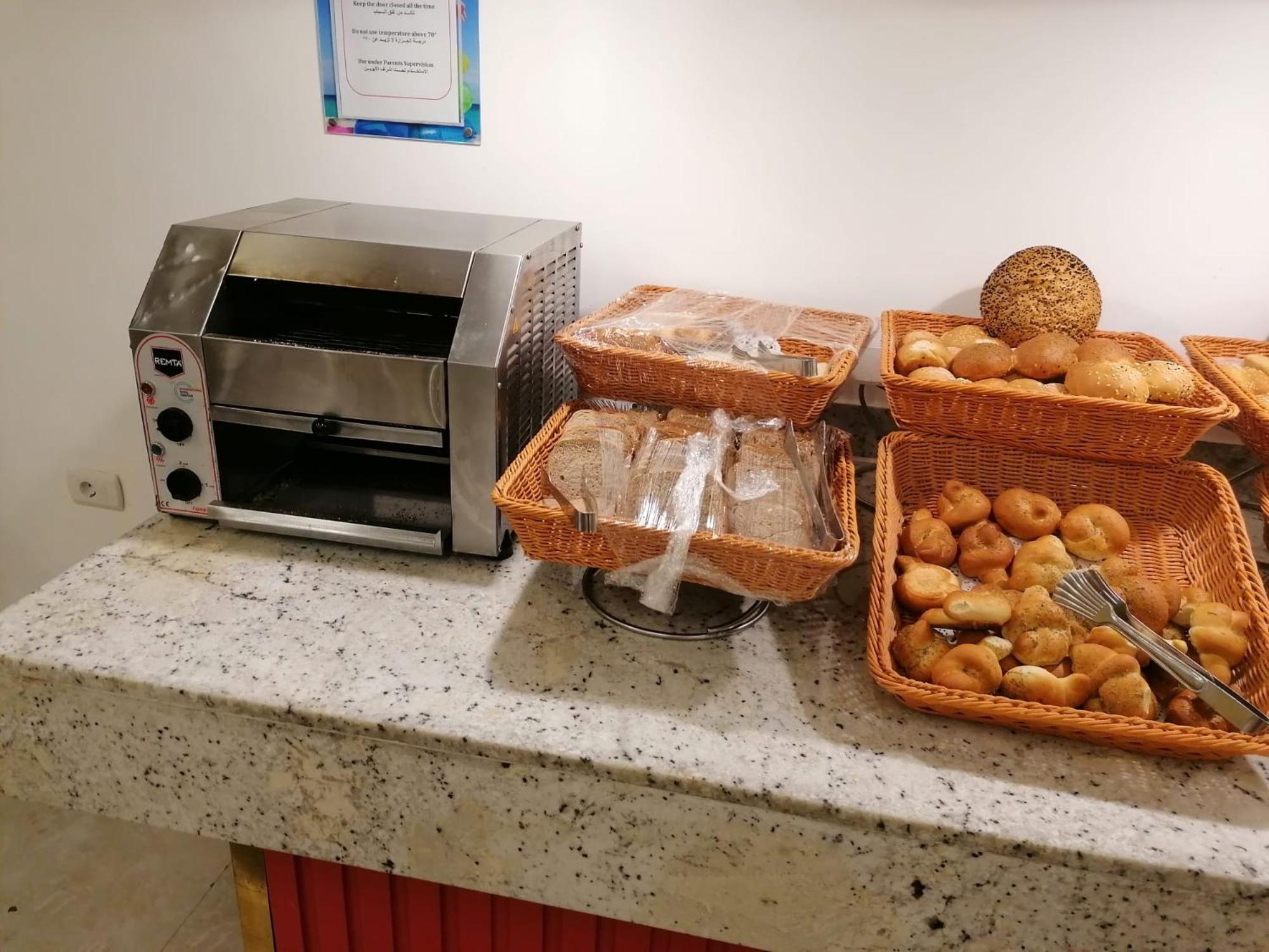 Hotel Apartments Villaggio Dei Fiori 4 Stars Luxury - Great Family Resort - Pet Friendly - With Hypermarket - Delivery Restaurant-Pizzeria - Room Breakfast With Supplement - Ultra Fast Wi-Fi - Play Area For Children - Olympic Swimming Pool - Parking Caorle Buitenkant foto