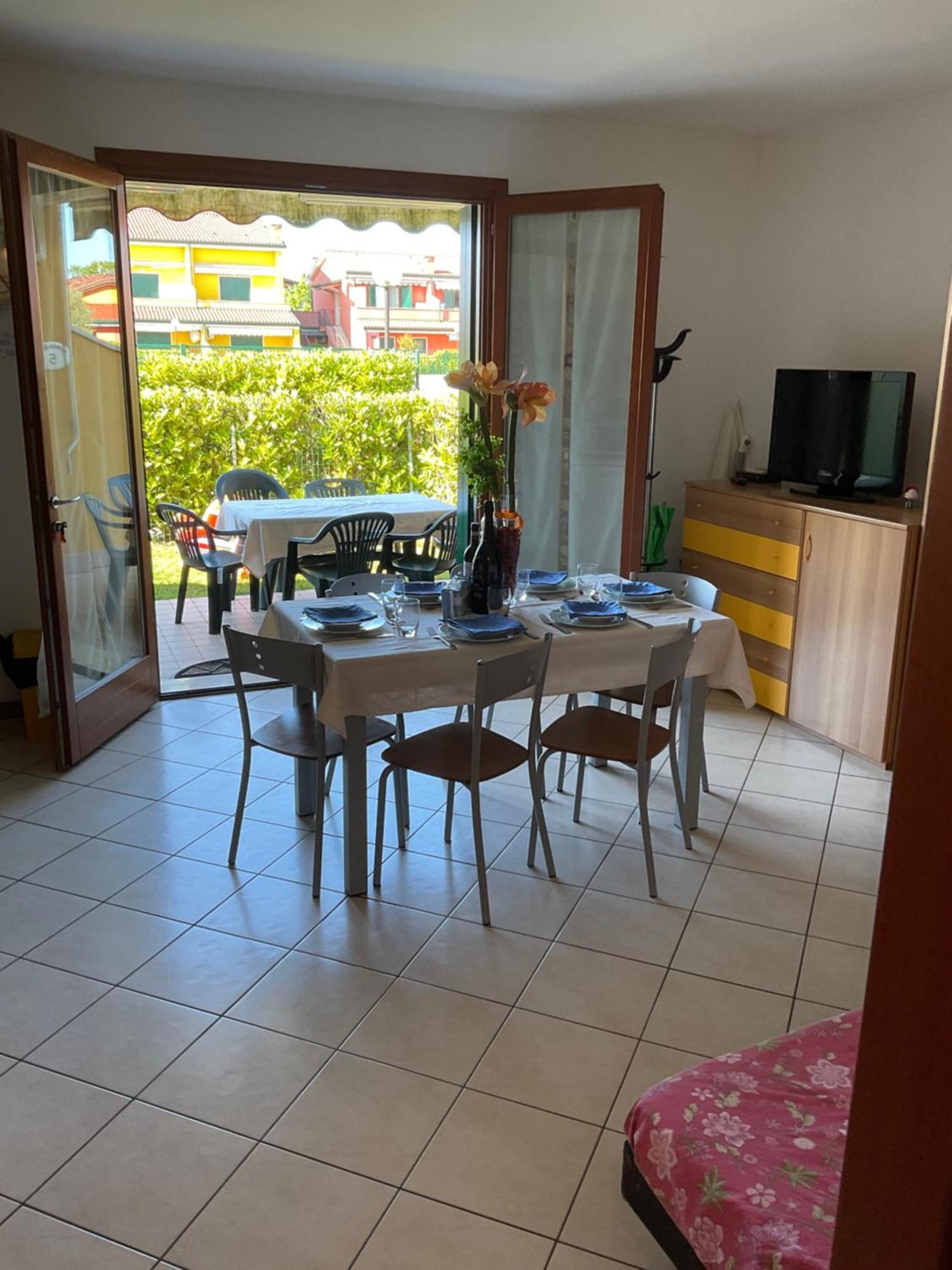 Hotel Apartments Villaggio Dei Fiori 4 Stars Luxury - Great Family Resort - Pet Friendly - With Hypermarket - Delivery Restaurant-Pizzeria - Room Breakfast With Supplement - Ultra Fast Wi-Fi - Play Area For Children - Olympic Swimming Pool - Parking Caorle Buitenkant foto