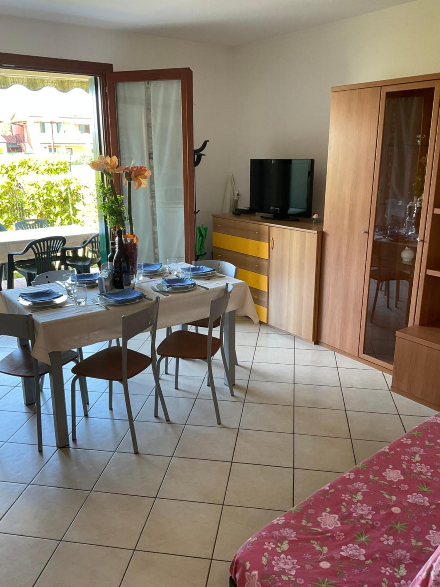 Hotel Apartments Villaggio Dei Fiori 4 Stars Luxury - Great Family Resort - Pet Friendly - With Hypermarket - Delivery Restaurant-Pizzeria - Room Breakfast With Supplement - Ultra Fast Wi-Fi - Play Area For Children - Olympic Swimming Pool - Parking Caorle Buitenkant foto