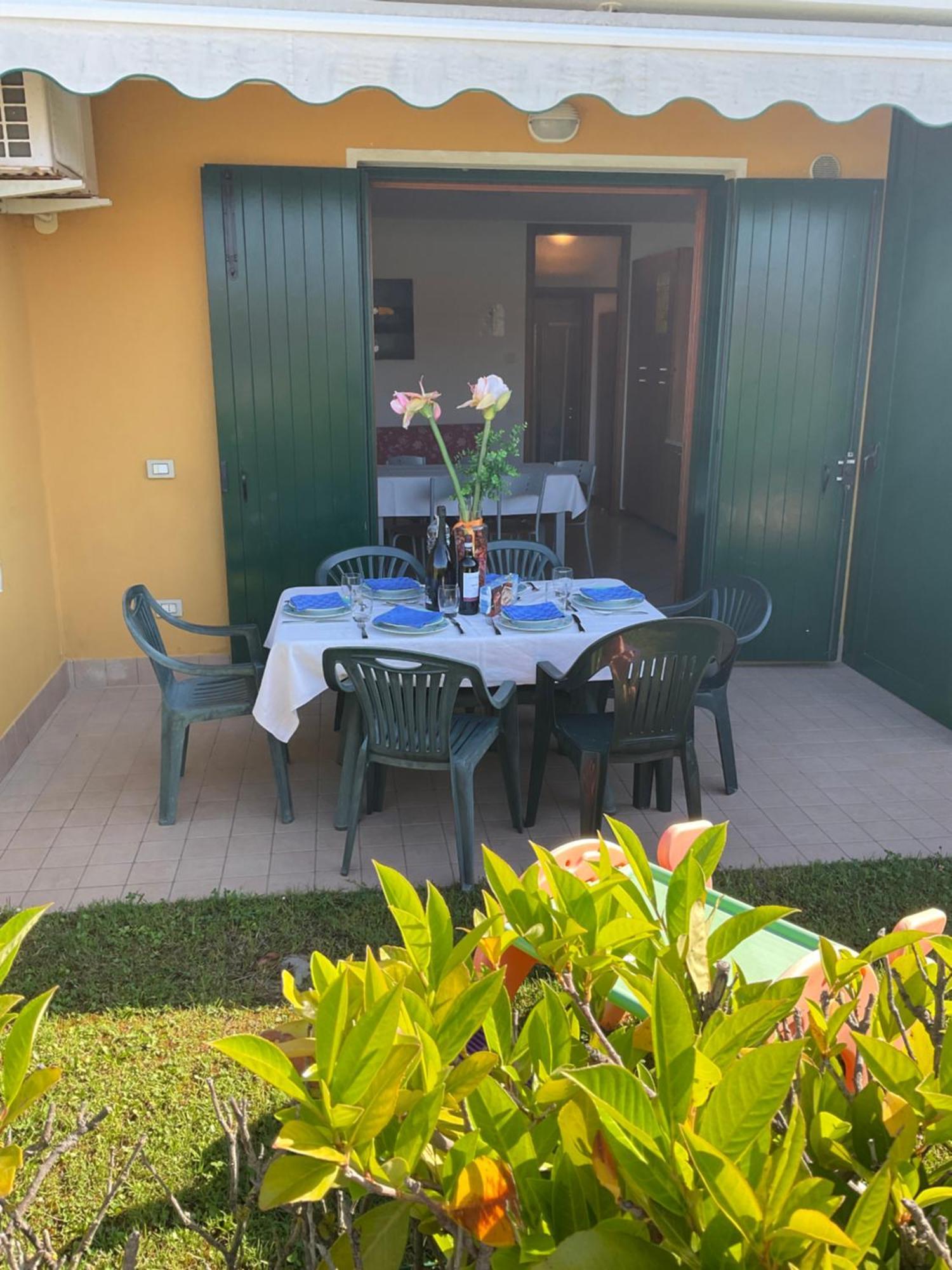 Hotel Apartments Villaggio Dei Fiori 4 Stars Luxury - Great Family Resort - Pet Friendly - With Hypermarket - Delivery Restaurant-Pizzeria - Room Breakfast With Supplement - Ultra Fast Wi-Fi - Play Area For Children - Olympic Swimming Pool - Parking Caorle Buitenkant foto