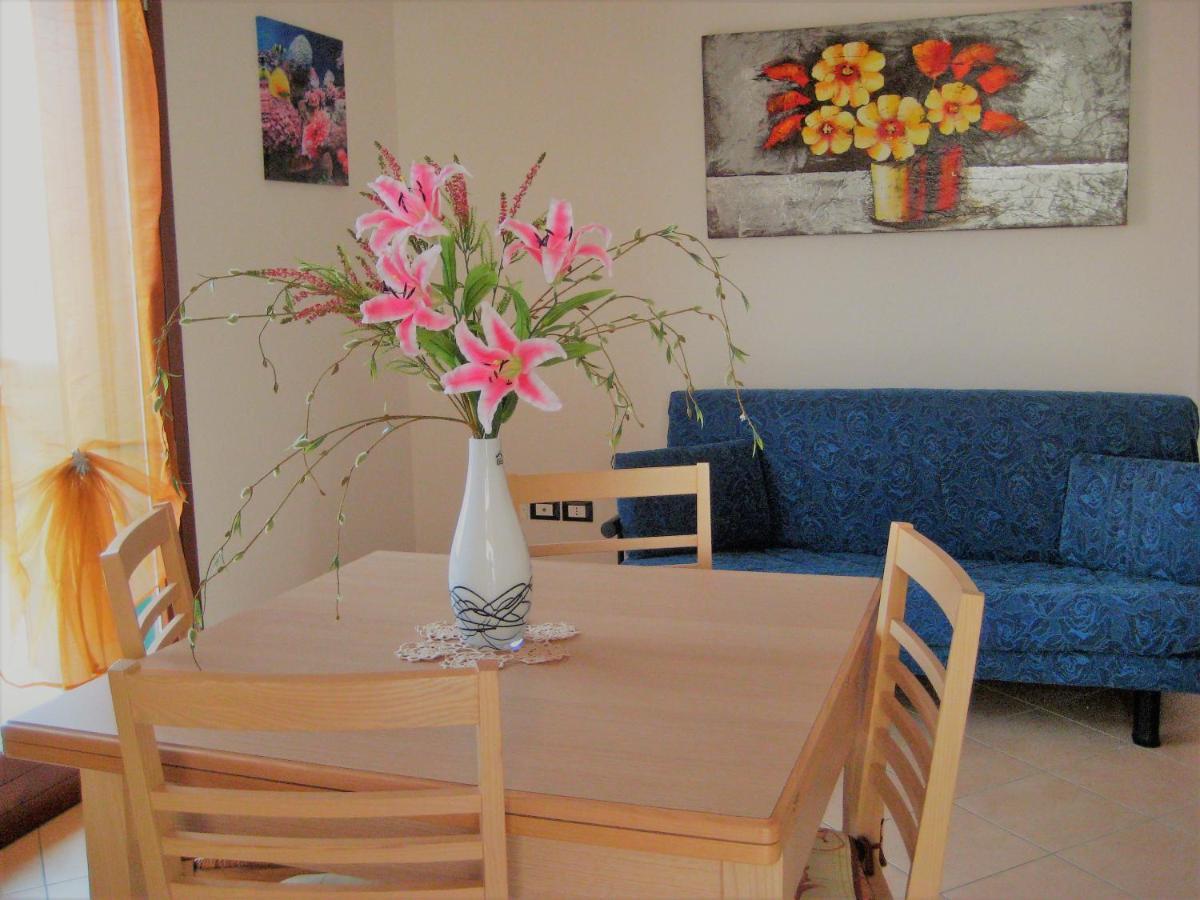 Hotel Apartments Villaggio Dei Fiori 4 Stars Luxury - Great Family Resort - Pet Friendly - With Hypermarket - Delivery Restaurant-Pizzeria - Room Breakfast With Supplement - Ultra Fast Wi-Fi - Play Area For Children - Olympic Swimming Pool - Parking Caorle Buitenkant foto